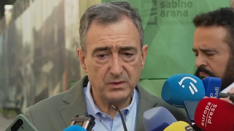 Aitor Esteban del PNV hablando sobre la legislatura en Bilbao