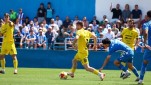 Jugadores de Poblense y &Aacute;guilas en un partido de f&uacute;tbol