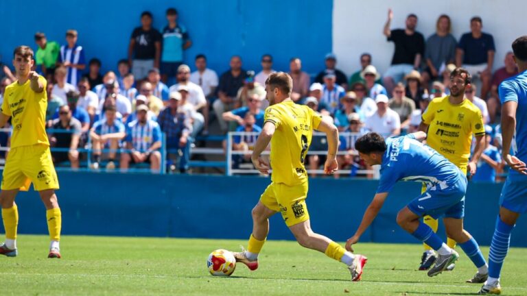 Jugadores de Poblense y Águilas en un partido de fútbol