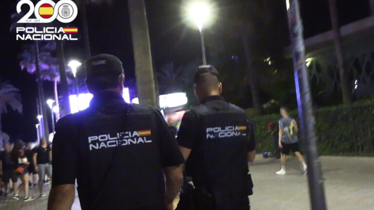 Un hombre le tira un vaso en la cara a otro, le apedrea e intenta atropellarlo en Playa de Palma
