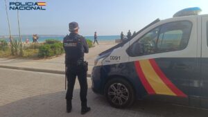 Agente de la Polic&iacute;a Nacional en Playa de Palma vigilando la seguridad