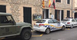 Veh&iacute;culos de la polic&iacute;a local en Pollen&ccedil;a frente al ayuntamiento
