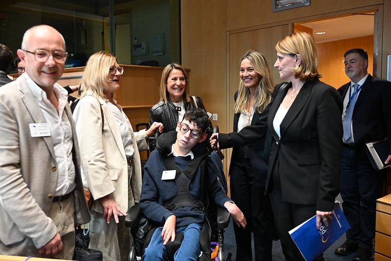 Oriol Campaner junto a su familia y representantes en el Parlamento Europeo