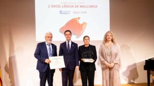 La chef Maca de Castro recibiendo el Premio Sobrassada d'Or en un evento