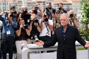Michael Douglas en un evento con fot&oacute;grafos en el fondo