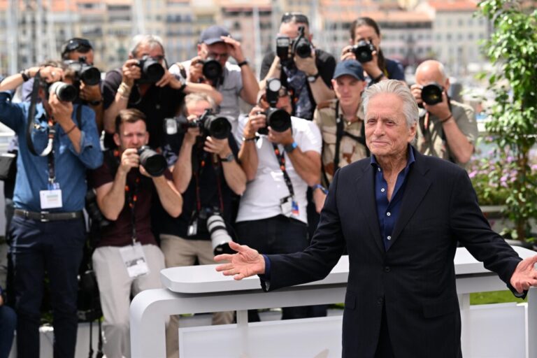 Michael Douglas en un evento con fot&oacute;grafos en el fondo