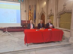 Tres hombres en una mesa durante la presentaci&oacute;n de la academia de gastronom&iacute;a