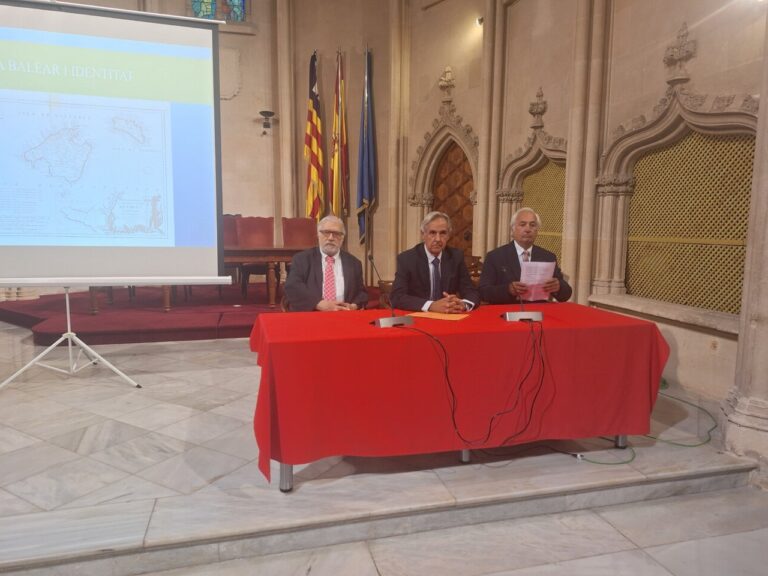 Tres hombres en una mesa durante la presentación de la academia de gastronomía