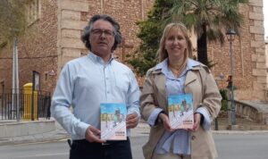 Dos personas sosteniendo un libro en la presentaci&oacute;n de las fiestas de s'Horta