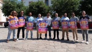 Grupo de personas sosteniendo carteles del festival El Verano de Tu Vida