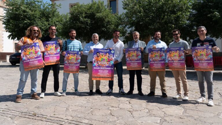 Grupo de personas sosteniendo carteles del festival El Verano de Tu Vida