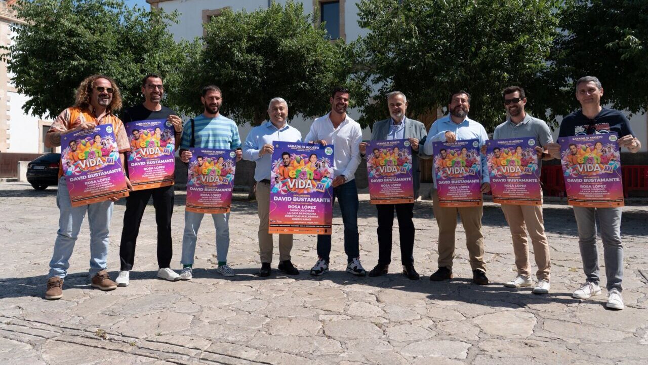 Grupo de personas sosteniendo carteles del festival El Verano de Tu Vida