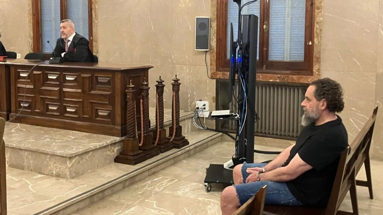 El acusado sentado en el banquillo durante el juicio por asesinato