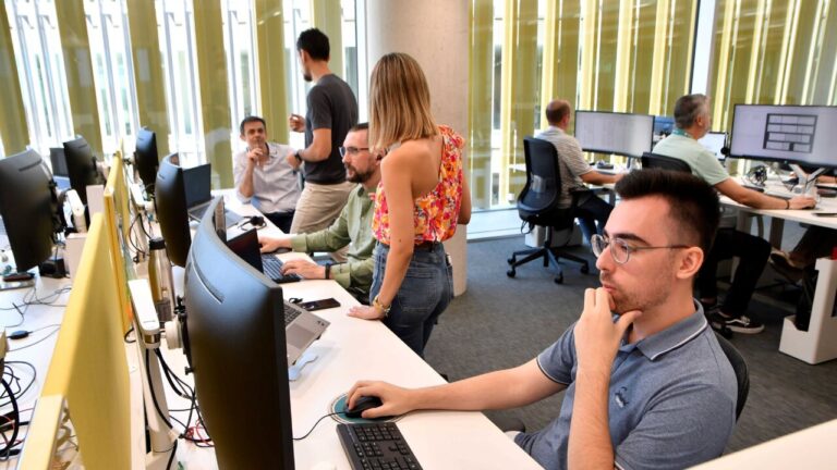 Grupo de profesionales trabajando en un ambiente moderno y colaborativo