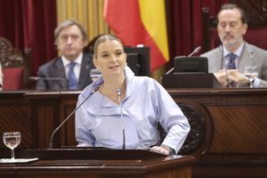 Marga Prohens hablando sobre diversidad y libertad en un evento