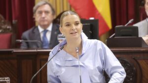 Marga Prohens hablando sobre diversidad y libertad en un evento