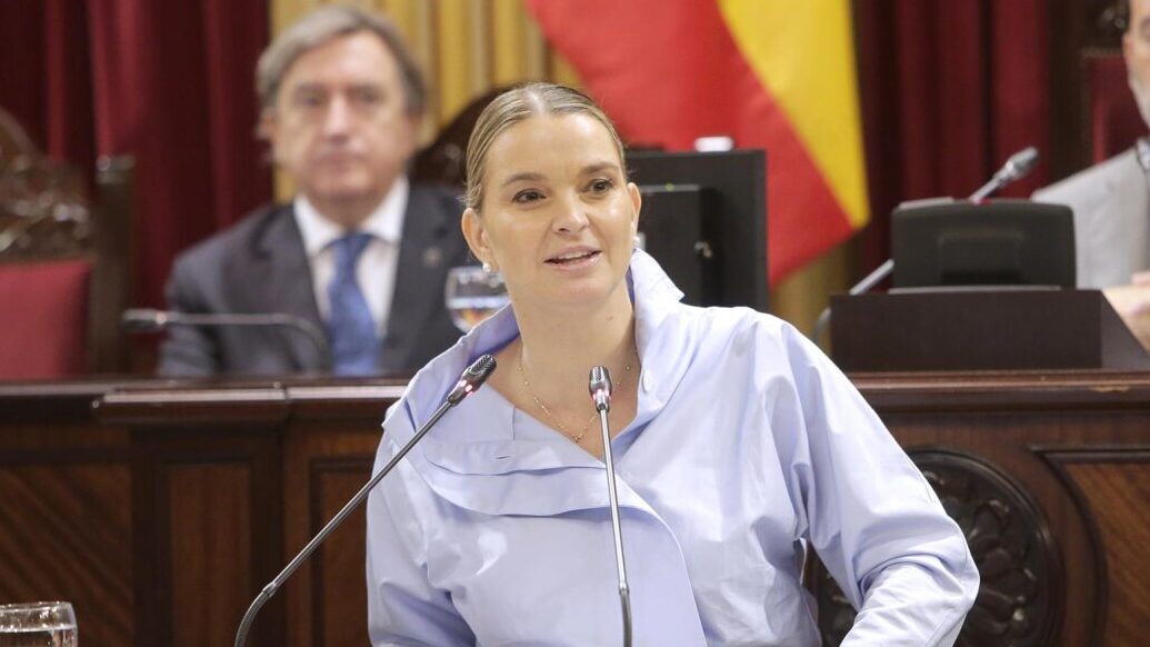 Marga Prohens hablando sobre diversidad y libertad en un evento