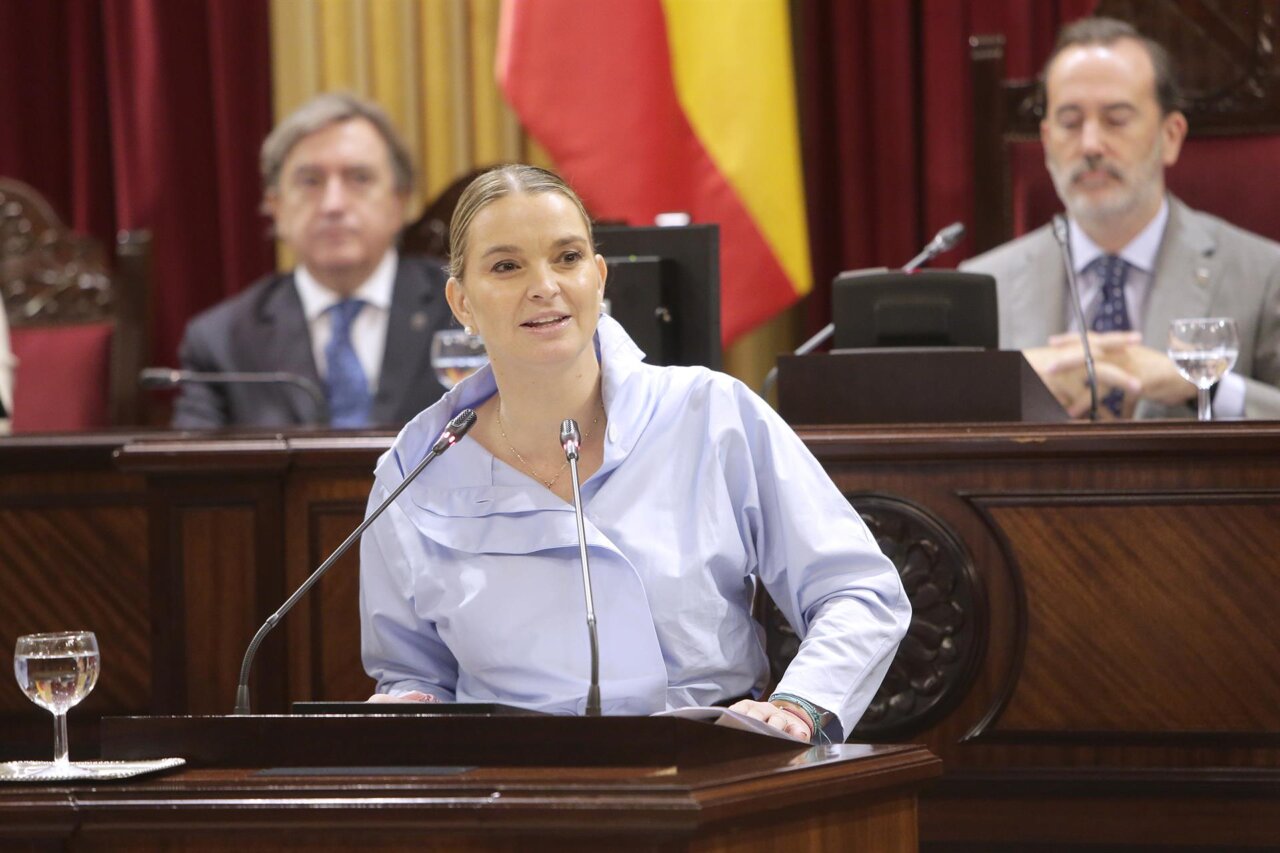 Marga Prohens hablando sobre diversidad y libertad en un evento