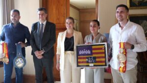 La presidenta Marga Prohens con la boxeadora Farah el Bousairi y otros asistentes