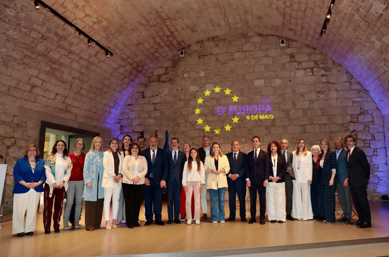 Marga Prohens y otros asistentes en el D&iacute;a de Europa en Baleares
