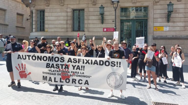 Manifestación de autónomos en Palma con pancarta de protesta