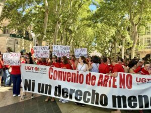 Manifestantes sosteniendo pancartas en una protesta en Palma