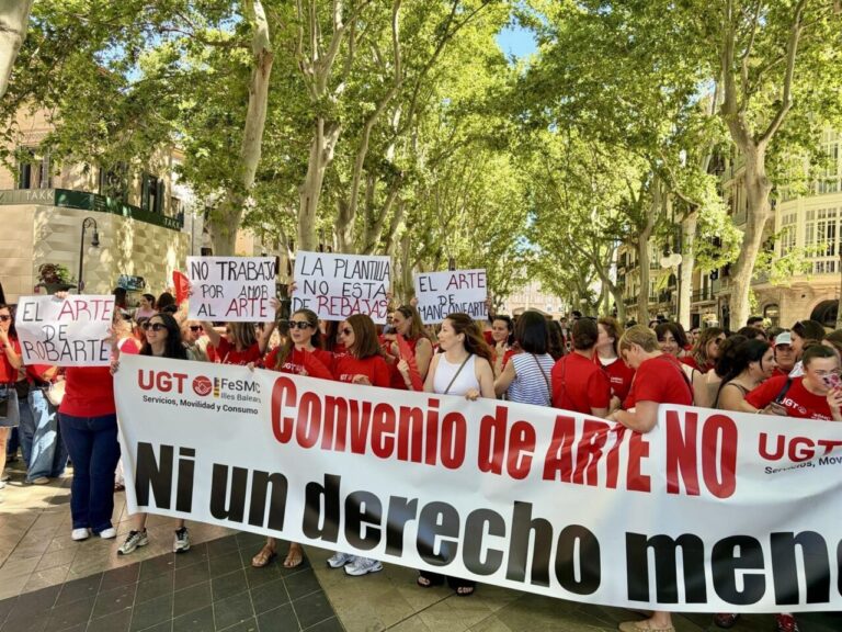 Manifestantes sosteniendo pancartas en una protesta en Palma