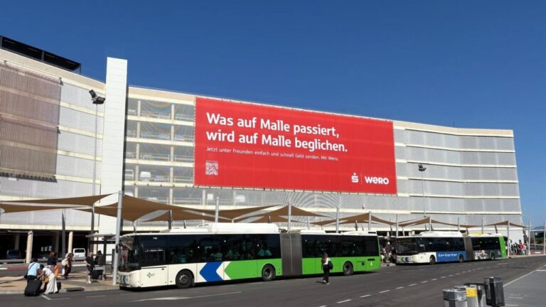Protesta de hoteleros en Playa de Palma contra campa&ntilde;a publicitaria en aeropuerto