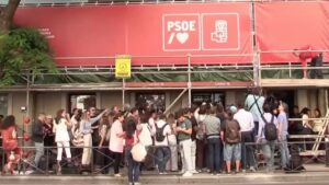 Multitud de personas frente a la sede del PSOE durante registro UCO