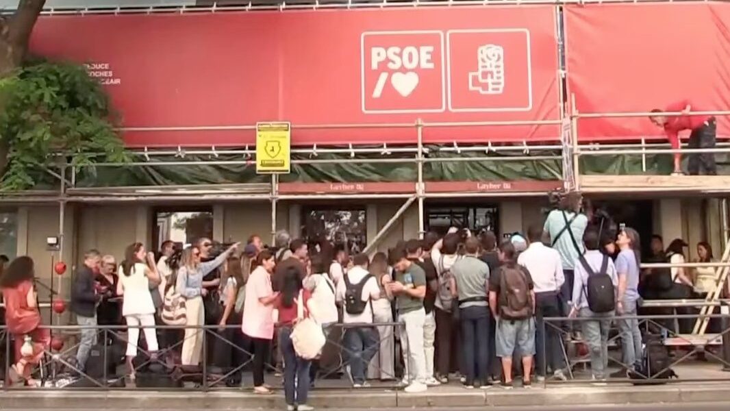 Multitud de personas frente a la sede del PSOE durante registro UCO