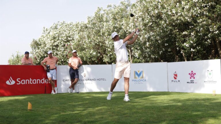 Rafa Nadal jugando golf en un evento ben&eacute;fico en Mallorca