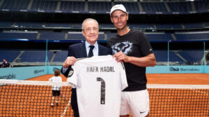 Rafa Nadal y Florentino P&eacute;rez sosteniendo una camiseta en el estadio Santiago Bernab&eacute;u