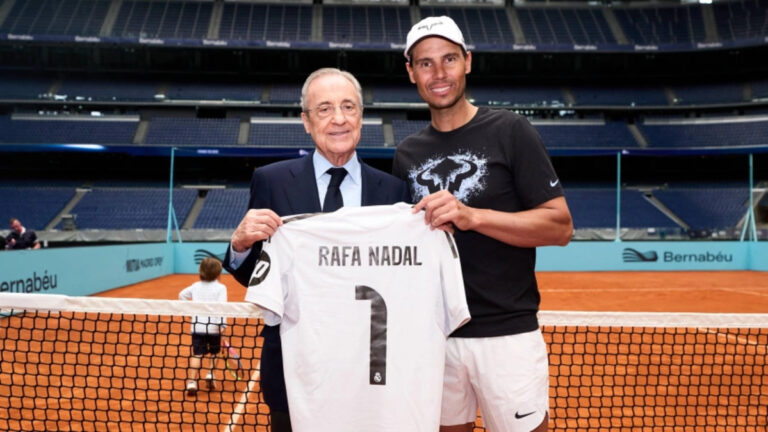 Rafa Nadal y Florentino P&eacute;rez sosteniendo una camiseta en el estadio Santiago Bernab&eacute;u