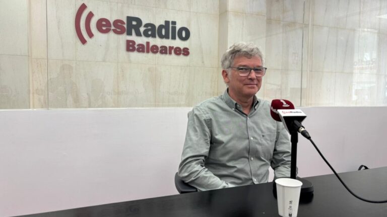 Ramón García en el estudio de esRadio Baleares durante una entrevista