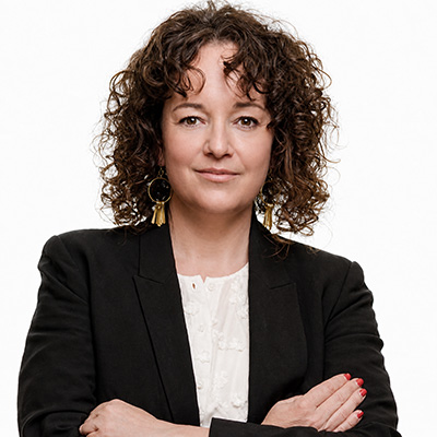 Retrato de Raquel Marco Devis con cabello rizado y chaqueta negra