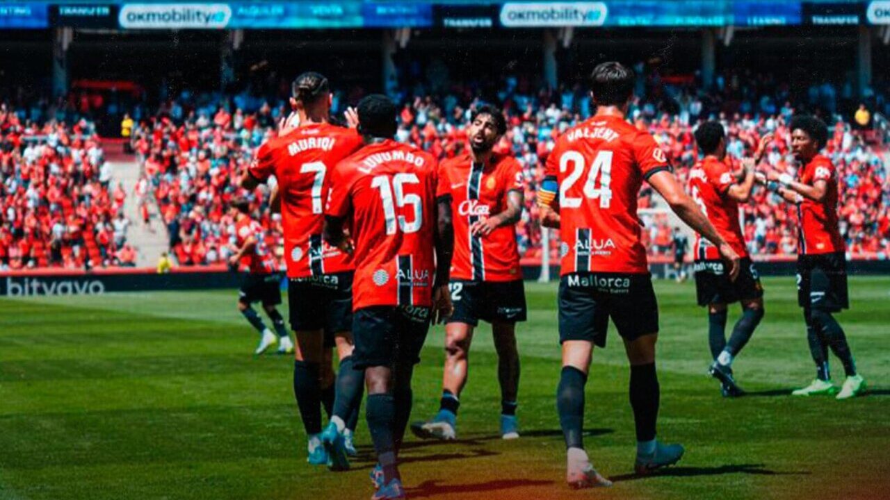 Jugadores del RCD Mallorca celebrando en el campo durante un partido
