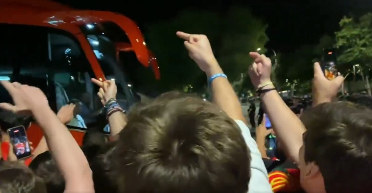 Aficionados del Mallorca mostrando su descontento tras el descenso.