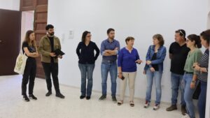 Grupo de personas en la recepci&oacute;n de obras del comedor escolar en Santany&iacute;.