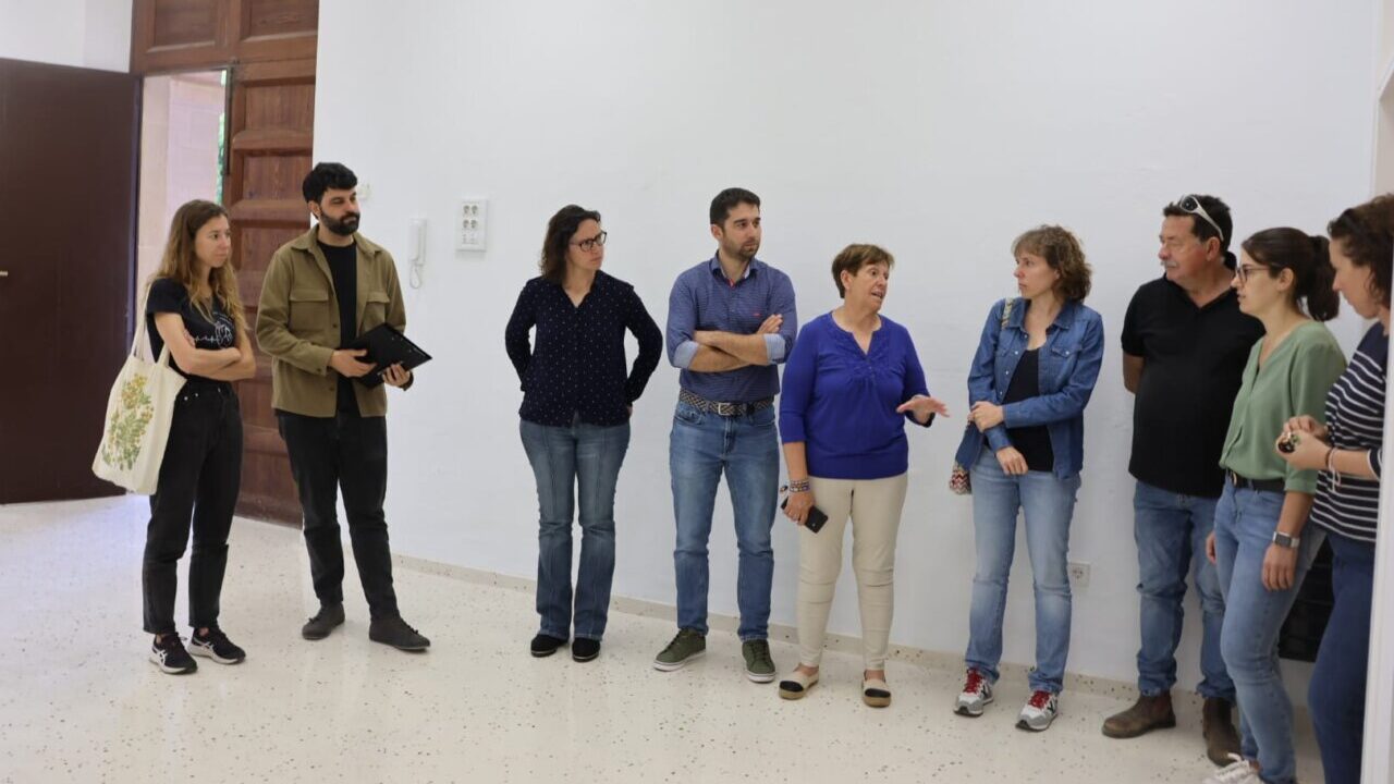 Grupo de personas en la recepci&oacute;n de obras del comedor escolar en Santany&iacute;.