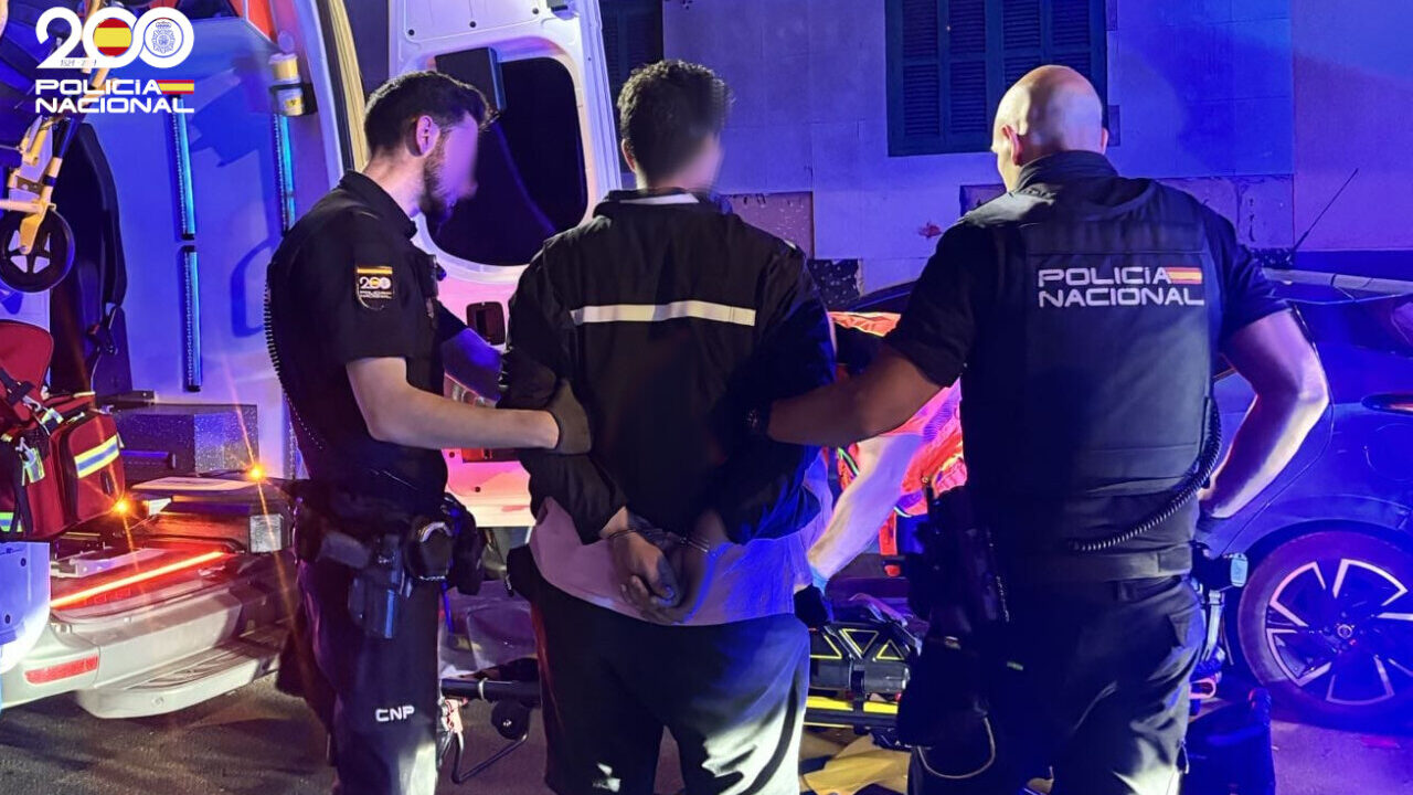 Reducido con un t&aacute;ser tras pegar a su madre y atrincherarse armado en su casa