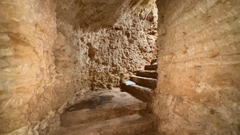 Interior del refugio de la Guerra Civil en Pòrtol con escaleras