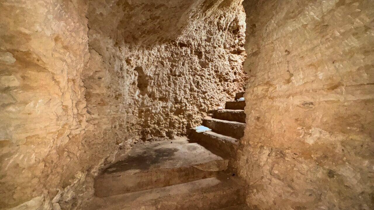 Interior del refugio de la Guerra Civil en P&ograve;rtol con escaleras