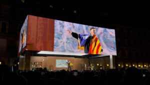 Rels B actuando en la Plaza Mayor de Madrid con una bandera