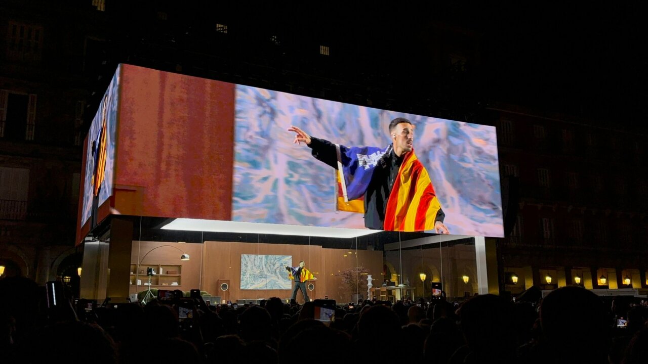 Rels B actuando en la Plaza Mayor de Madrid con una bandera
