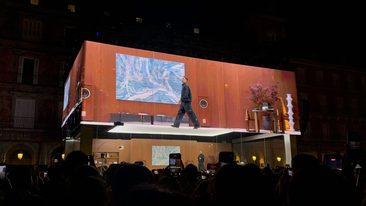 Rels B actuando en un escenario en la Plaza Mayor de Madrid