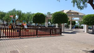 Parque infantil en la Pla&ccedil;a Ram&oacute;n Llull con juegos y &aacute;reas verdes