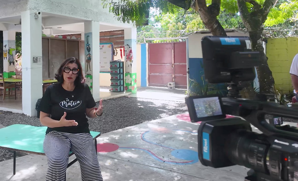 Mujer hablando sobre la labor social de Fundación La Matica en un entorno comunitario