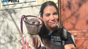 Agente sosteniendo a una perra rescatada de un incendio