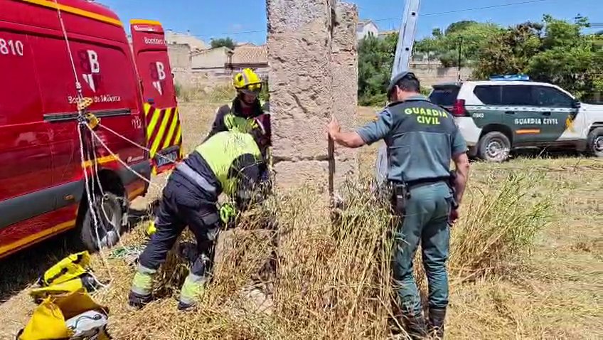 Bomberos y Seprona rescatando un perro de un pozo en Sant Joan