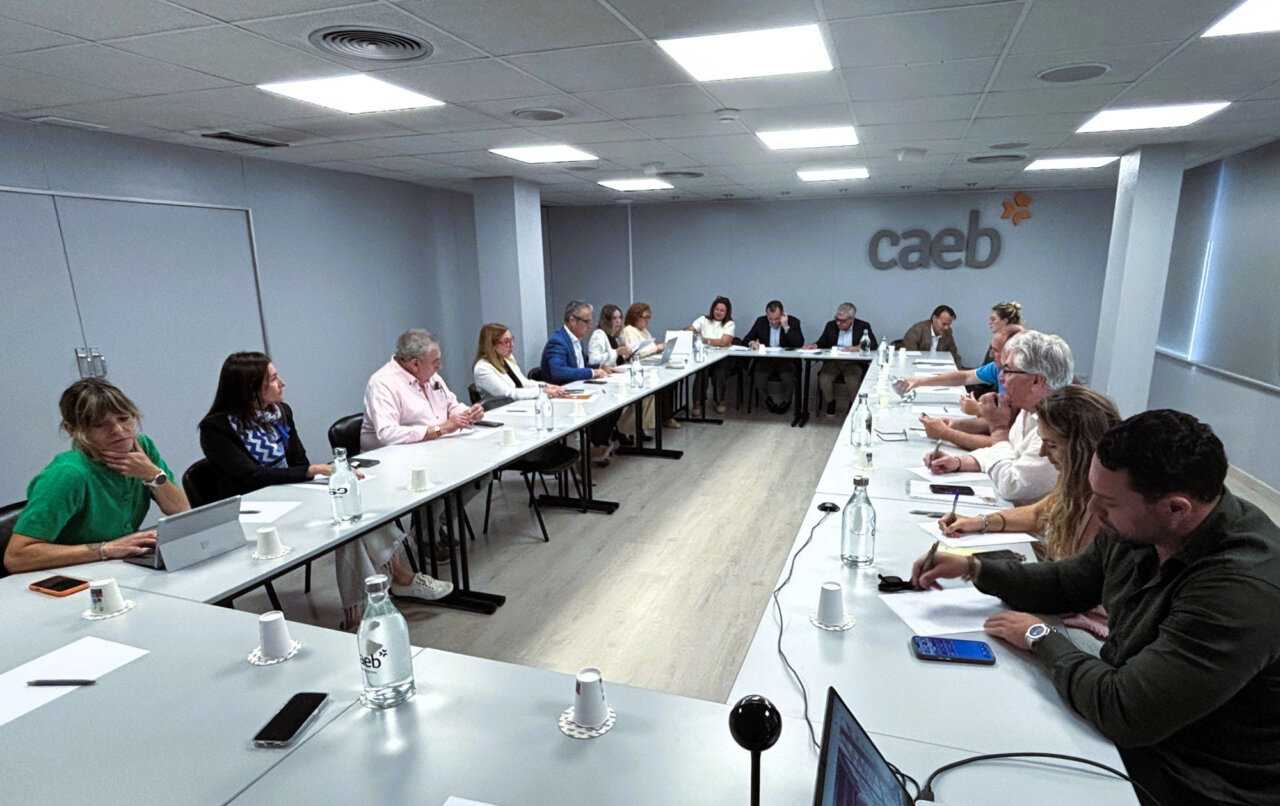 Reuni&oacute;n de la Comisi&oacute;n de Turismo de CAEB con participantes en una mesa.